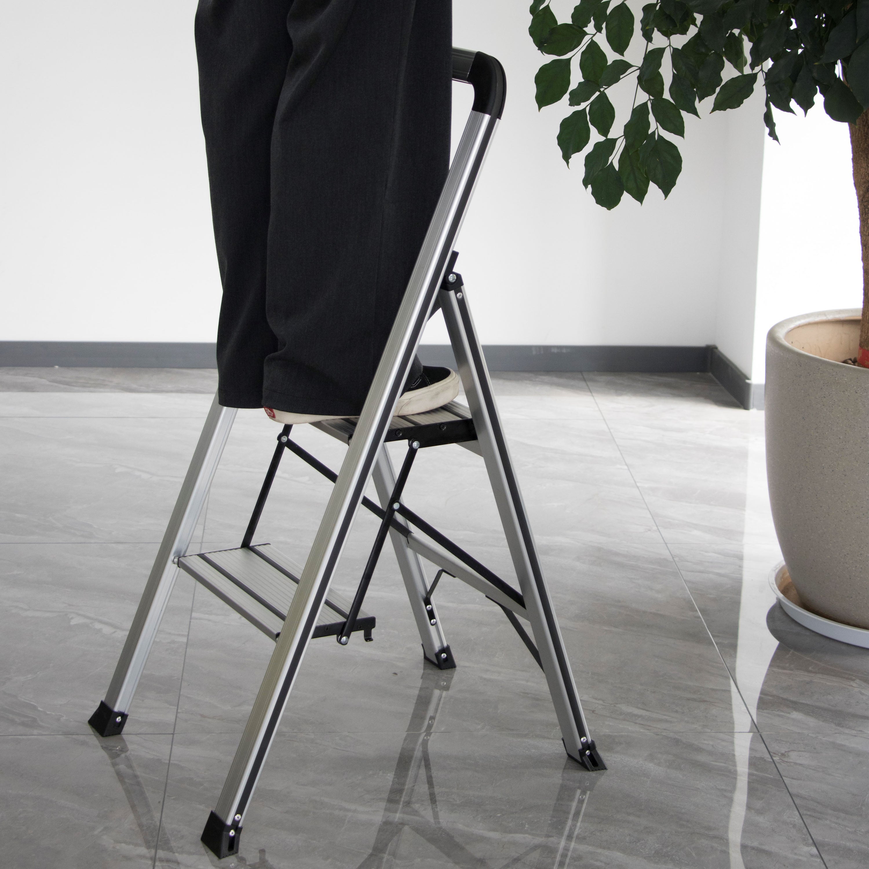 Escalera de Aluminio 2 Peldaños Anchos Antideslizantes