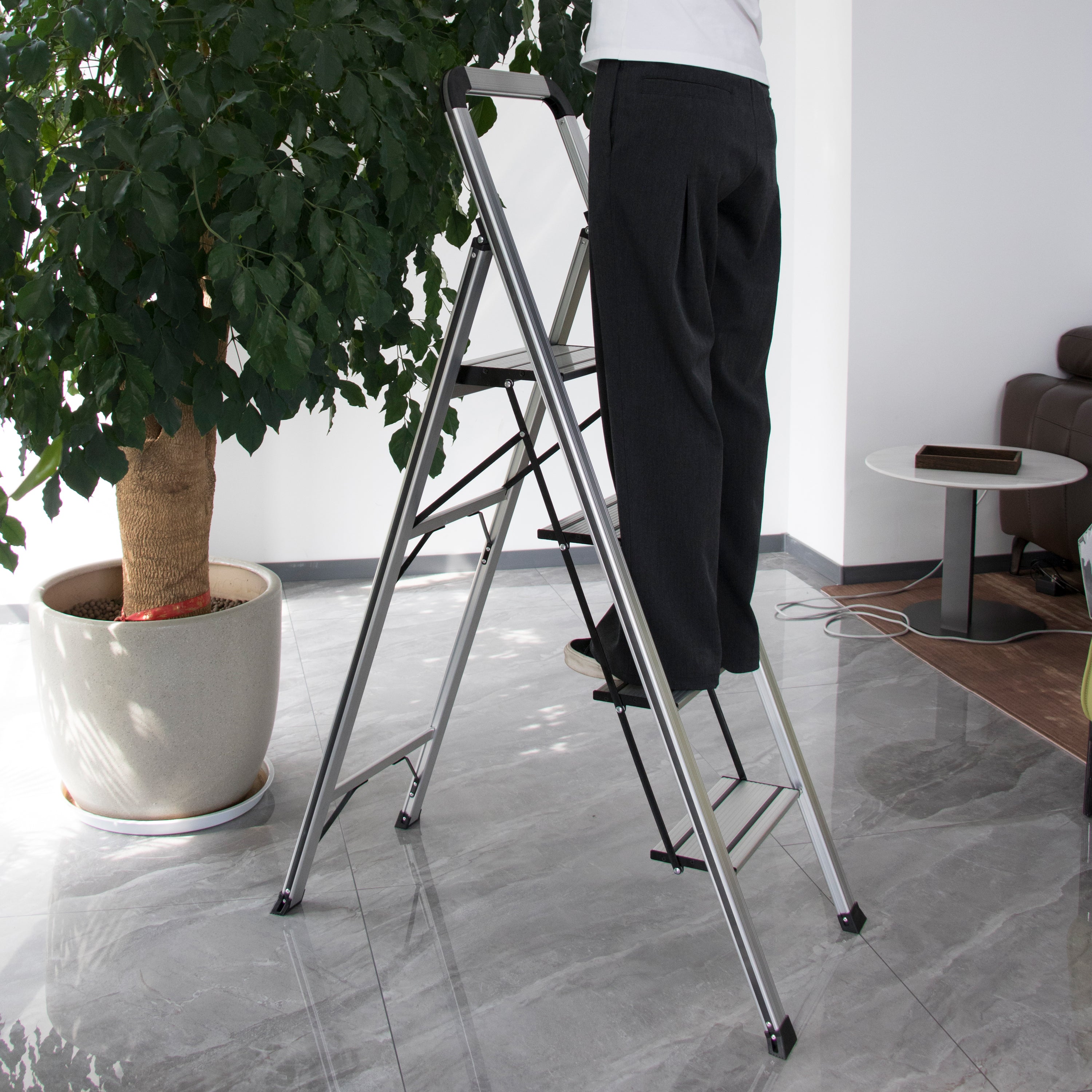 Escalera de Aluminio 4 Peldaños Anchos Antideslizantes